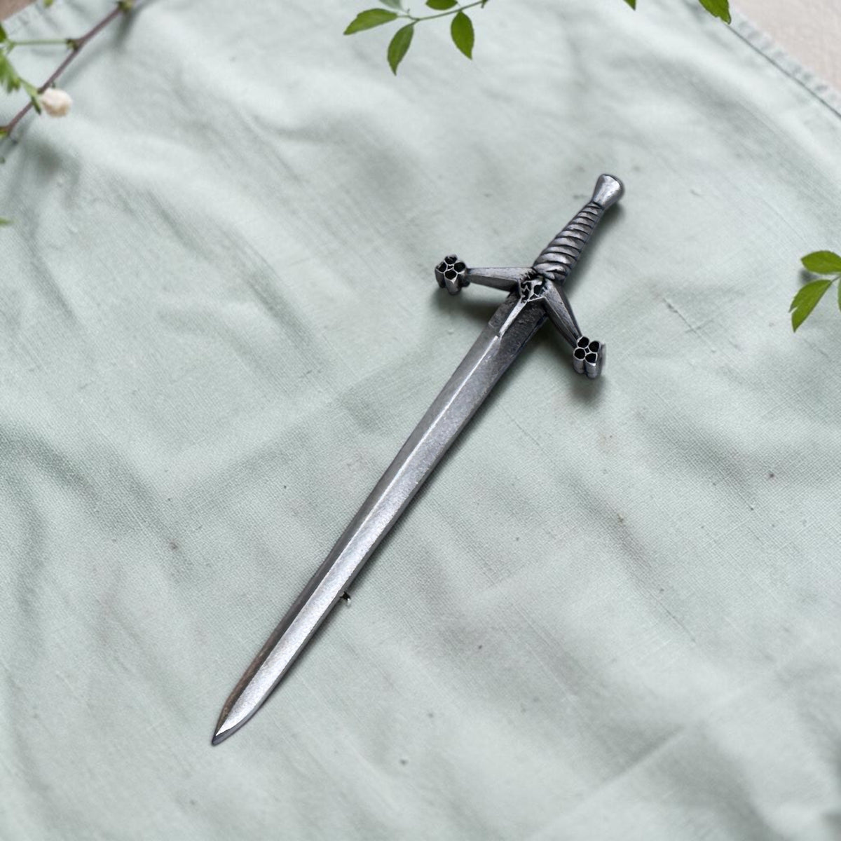 claymore sword scottish kilt pin antique