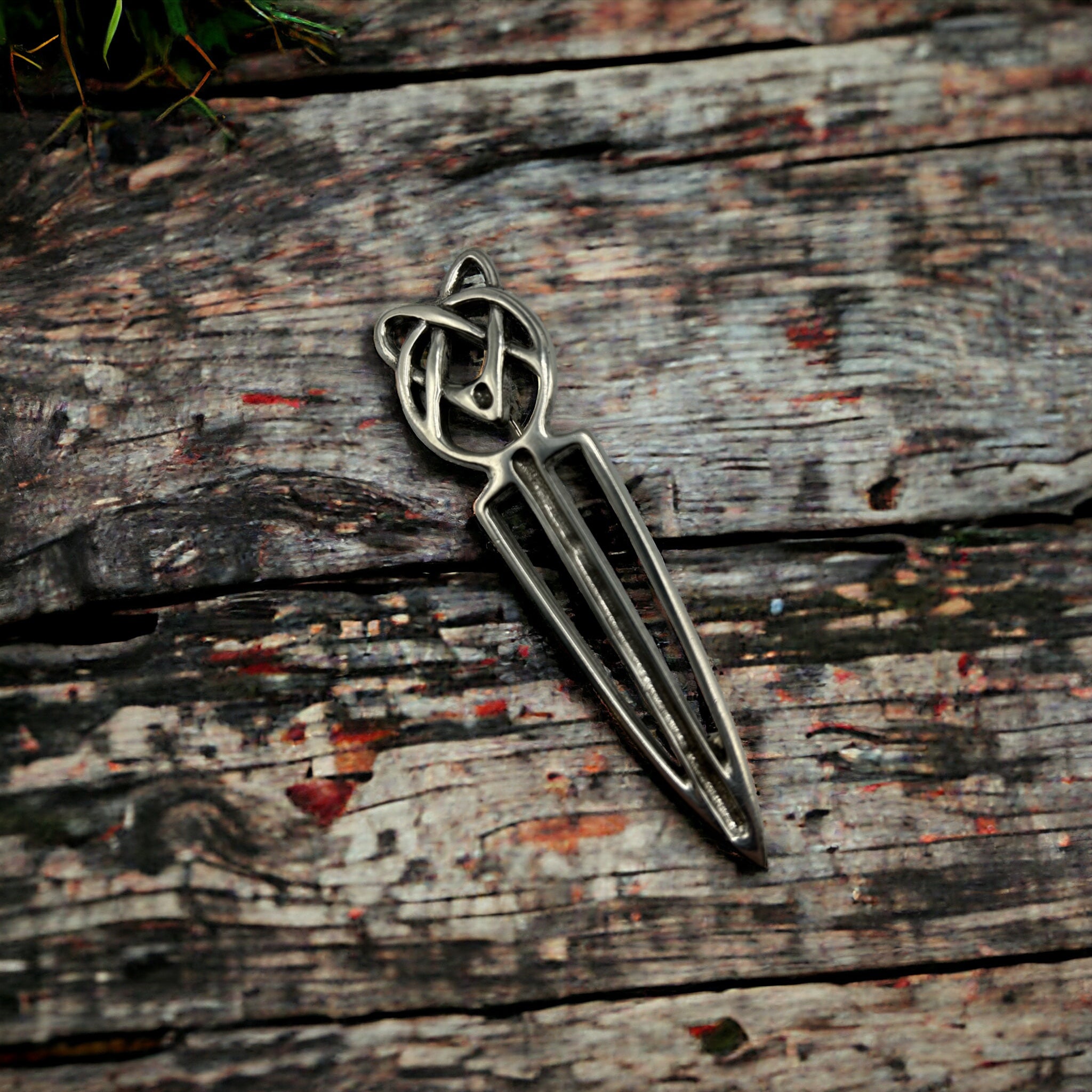 Traditional pewter kilt pin with celtic knot.